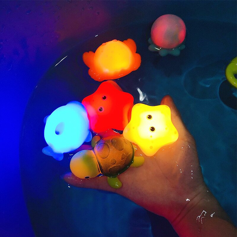 Neue Baby Nette Tiere Bad Spielzeug Schwimmen Wasser Spielzeug Weiche Gummi Float Induktion Leucht Frösche Kinder Waschen Spielen Lustige