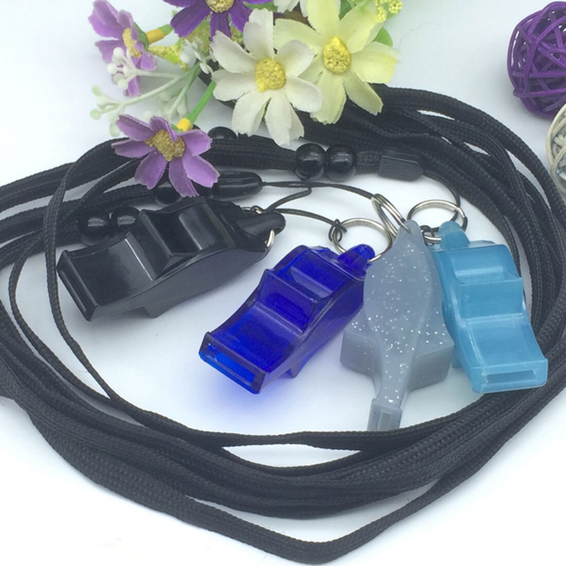 Silbato de plástico para fútbol, baloncesto, Hockey, béisbol, árbitro deportivo silbato de acampada, supervivencia con cordón, 1 Uds.