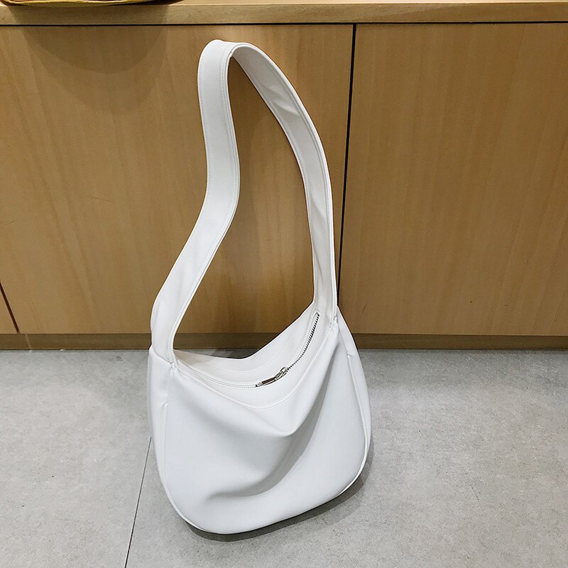 Koreansk bred rem kvinder skuldertaske stor kapacitet blød pu læder håndtaske afslappet crossbody tasker bolsa hobos rejsetaske: Hvid
