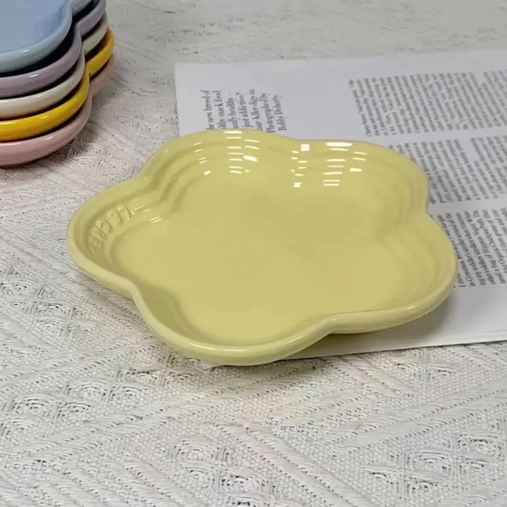 Plum Blossom Small Plate 5.5Inches 14cm Rainbow Sauce Plate Flower Shaped Pet Gradual Spike Bone Plate Tableware Ceramic Dishs: Pinkish Grey