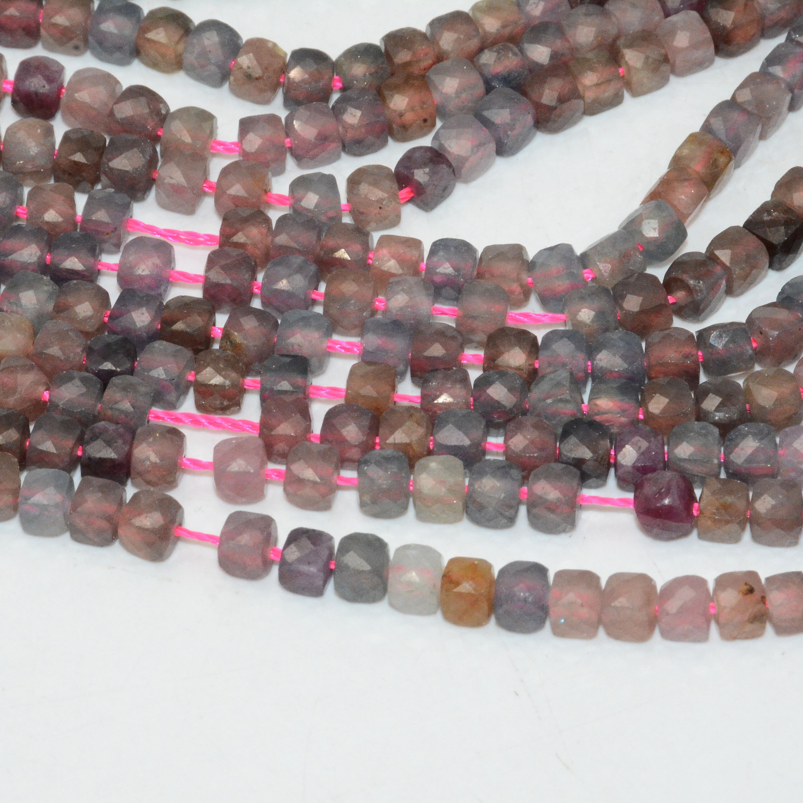 Rubi limpo natural da inclusão e cubo irregular facetado da safira 4mm