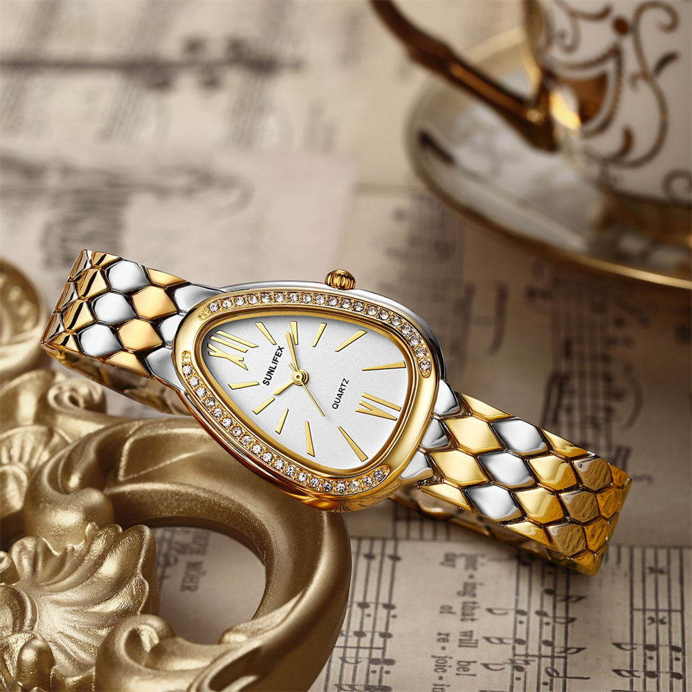 Reloj de estilo antiguo con forma de serpiente personalizado a la con incrustaciones de diamantes esfera pequeña luz de lujo temperamento reloj de cuarzo para mujer