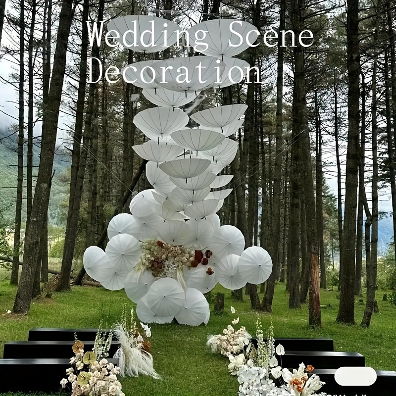 Un paraguas de papel blanco para decoración de bodas: sombrilla nupcial tradicional china hecha a mano, accesorio para fotografía y accesorio de