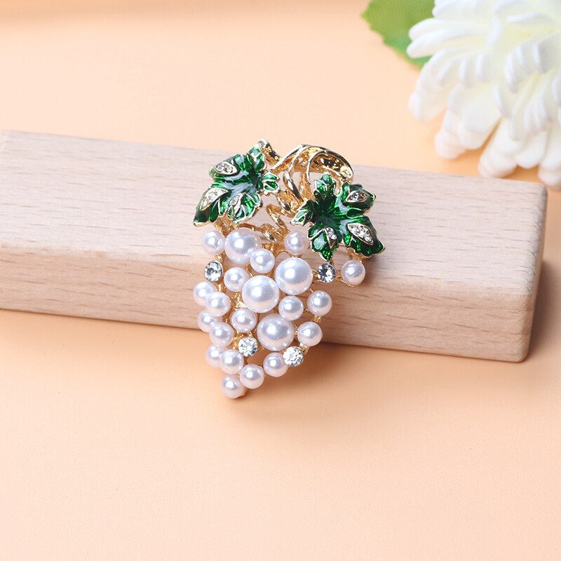 Sommerliche kristallbrosche mit weißen trauben – süße, luxuriöse damenbrosche, anstecknadel, schmuck, hochzeitsbrosche