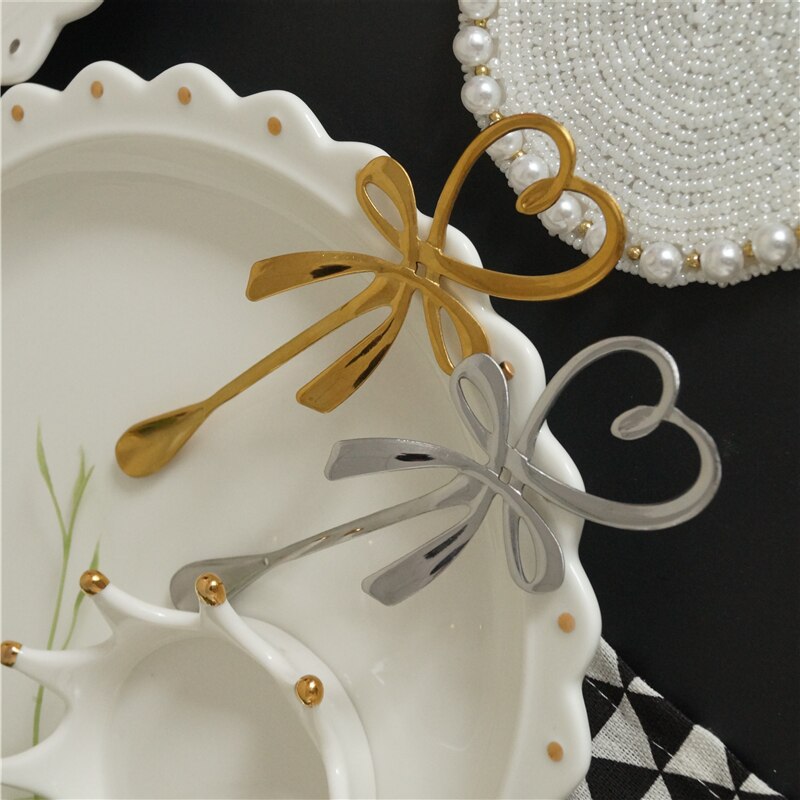 Amour bowknot café remuer cuillère fille coeur suspendus oreille cuillère thé eau lait tasse en acier inoxydable cuillère 13.5 cm