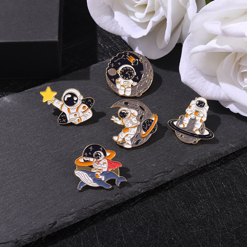 Astronaut Walvis Emaille Pins Planet Rocket Star Moon Galaxy Koffie Metalen Broches Badges Pins Top
