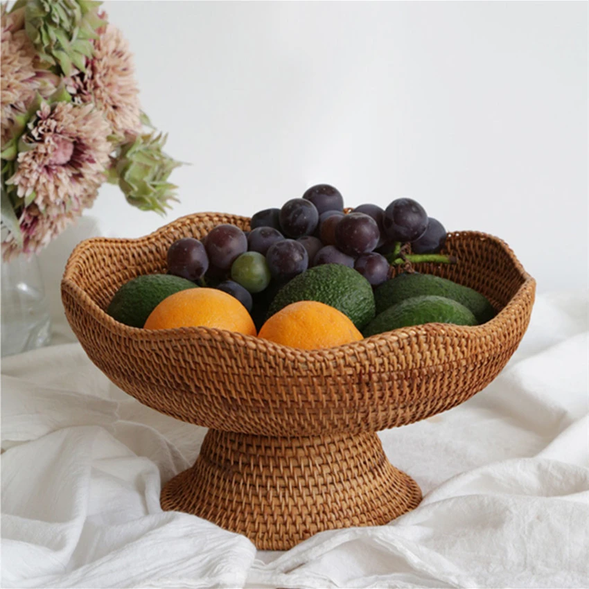 Rotan fruitmanden, rieten opbergschalen, natuurlijke geweven serveermanden, decoratieve manden voor het organiseren van spullen op het aanrecht.