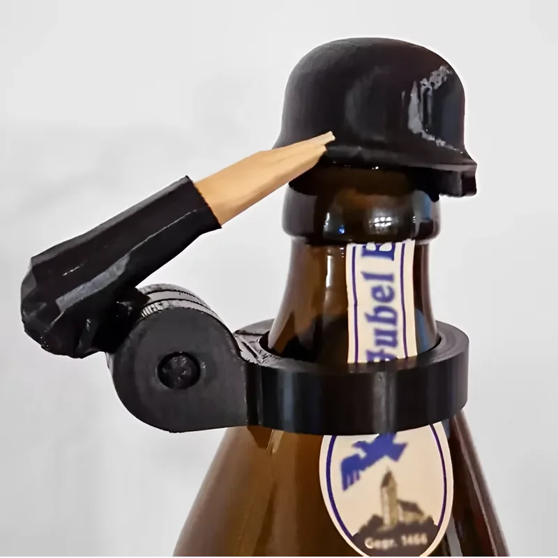 3/1Stck Kreative Soldat Gruß Bahre Flasche Helm Staub-nachweisen Deckel salutieren Pose Bahre Flasche Kappe für BBQ Party Bar Bahre