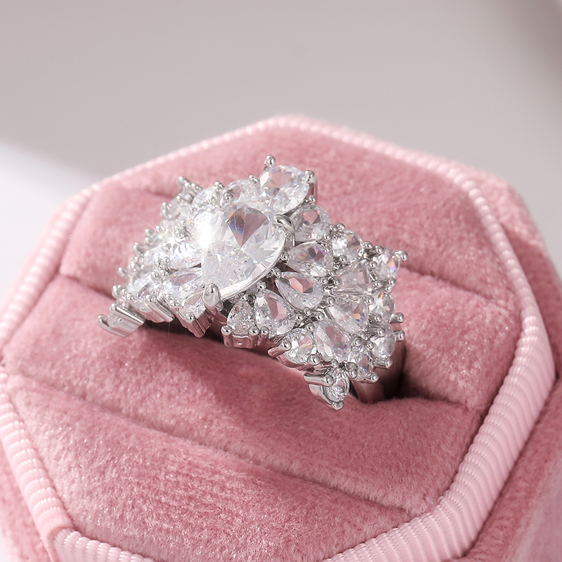 Los anillos de compromiso de mujer elegantes y brillantes son la decoración perfecta para banquetes festivos creativos y exquisitos.