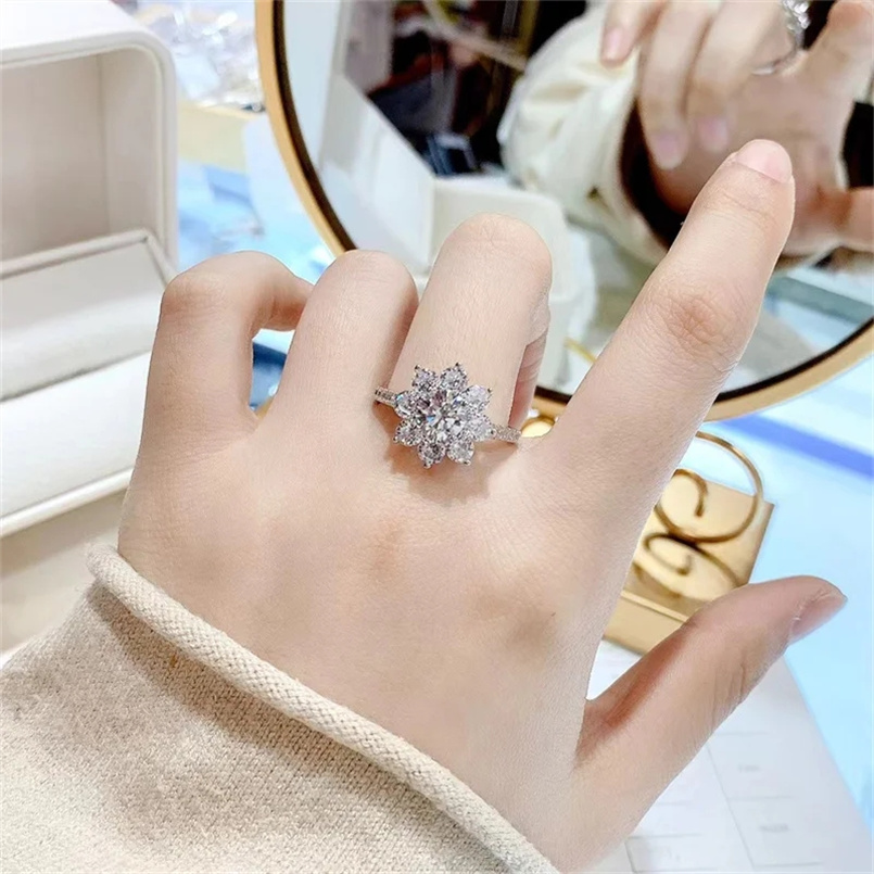 Anillos CC chapados en oro blanco para mujer, de flor de sol, circonita cúbica blanca, accesorios de boda de compromiso, joyería de CC1681