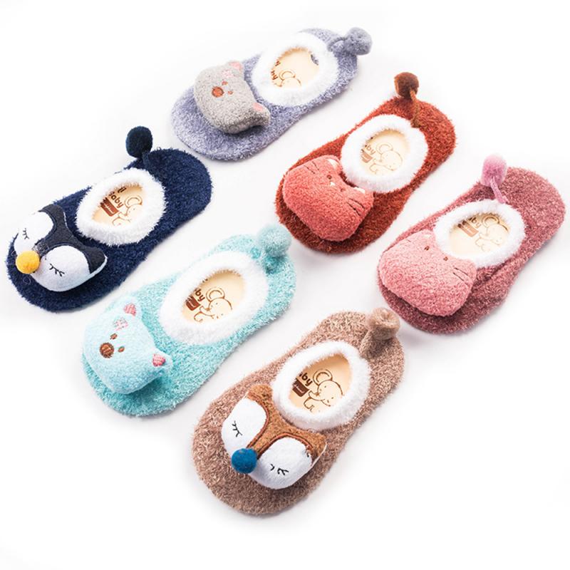 Patucos de punto antideslizantes para bebé, 1 par de zapatos para niño y niña de 0 a 5 años con estampado de animales suaves de dibujos animados de terciopelo Coral y calcetines para niño y niña