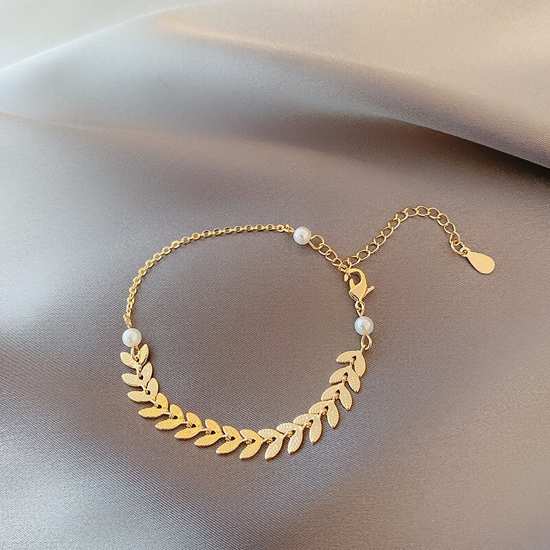 Abito a tre pezzi piccolo design senso grano Spike collana di perle orecchini bracciale set brezza fredda semplice Internet gioielli famosi
