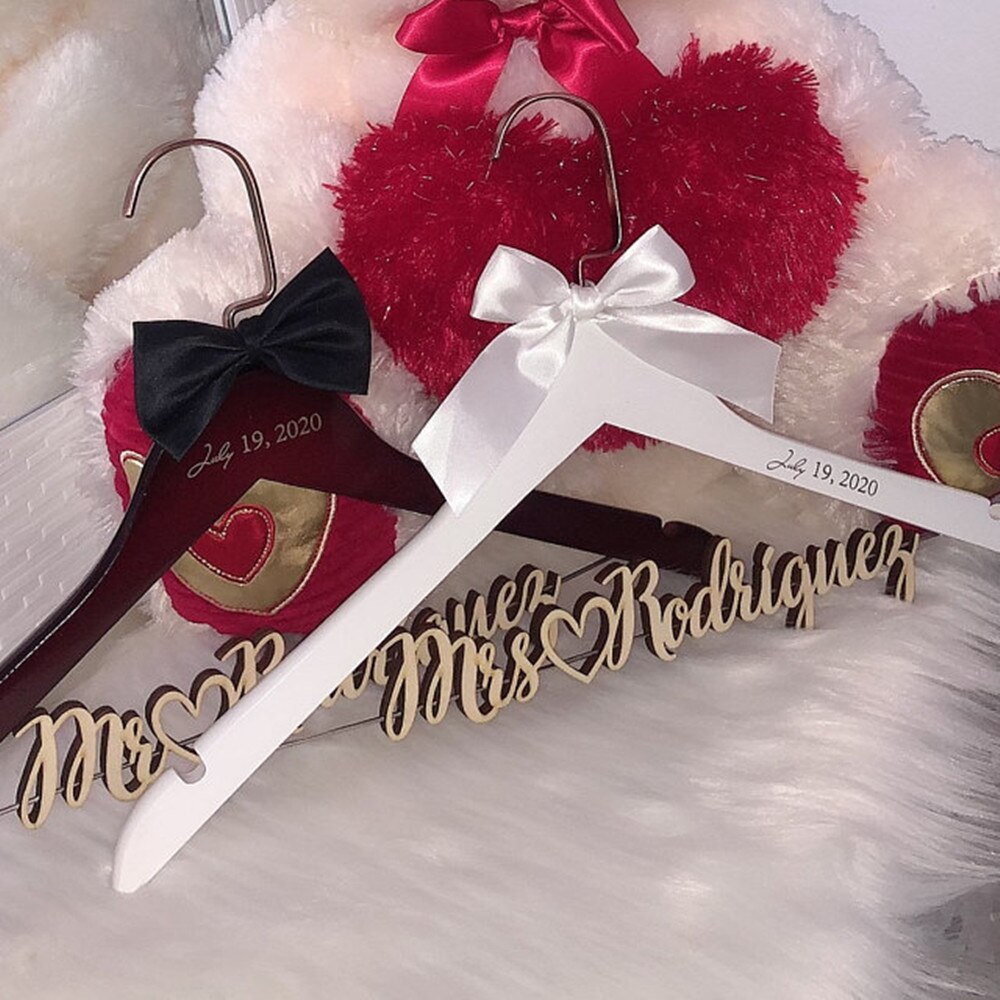 Custom Trouwjurk Hanger Met Naam Datum Bruid Bruidegom Pak Hanger Hout Bridal Hanger Met Strik Bruidsmeisje Kleerhanger: Bride Groom Hangers