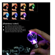 T Mini Kleurrijke Flash Lamp Sleutelhanger Vreemde Creatieve Kleine Luminescentie Speelgoed Kleurrijke Niet Bang om te Vallen