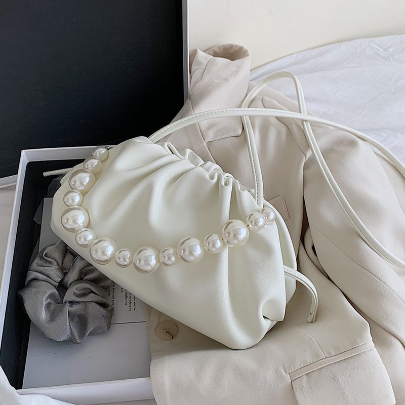 Pearl sweet cloud-väskor små crossbody-väskor i pu-läder för kvinnor enfärgade axelhandväskor kvinnlig crossbody-väska