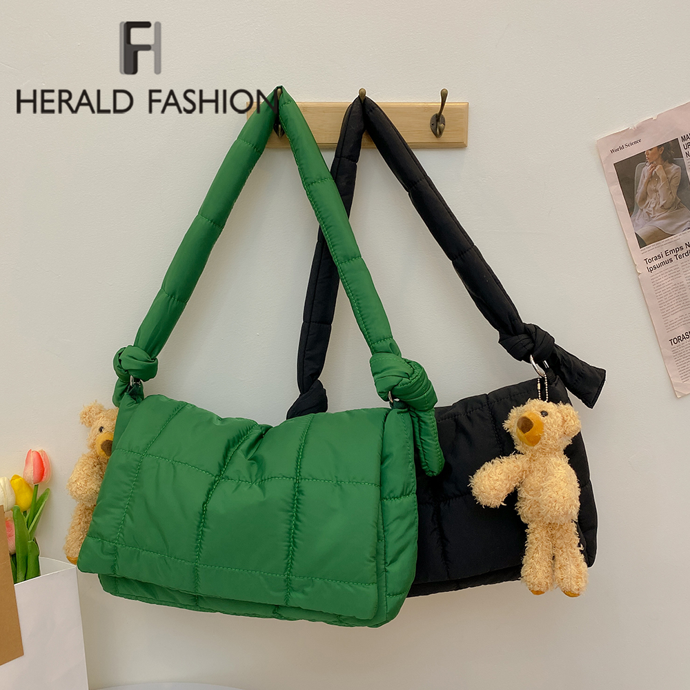 Nylon pehmustetut laukut pehmeä pörröinen musta naisten olkalaukku iso tikattu naisten ostoskassi naisen matkalaukku