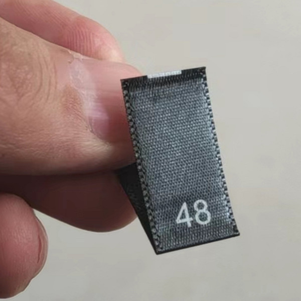 50 stk. sorte satin størrelsesmærker til tøj nummer 34 36 38 40 42 44 46 48 50 52 54 56 58 60 62 print størrelser mærkater fabrik: Kedelig