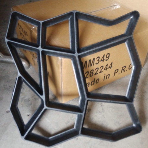 Moule pour fabrication de pavé, pour fabrication de pierre, pour allée