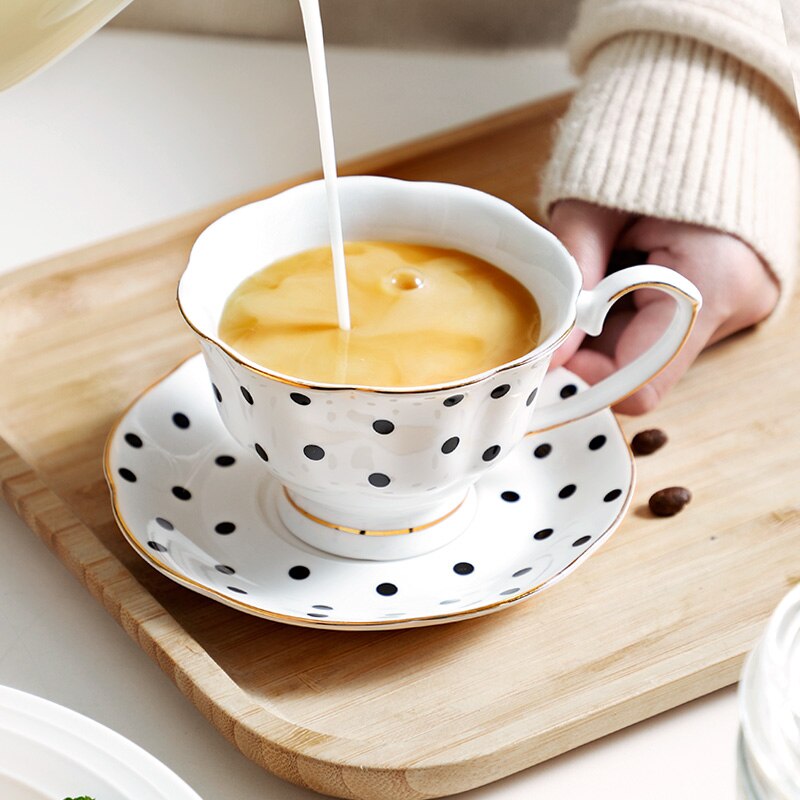 Oneisall Europese Stijl Plaat Keramische Schotel Diner Servies Set Saus Kommen Soep Noedels Platen Steak Westerse Voedsel Servies
