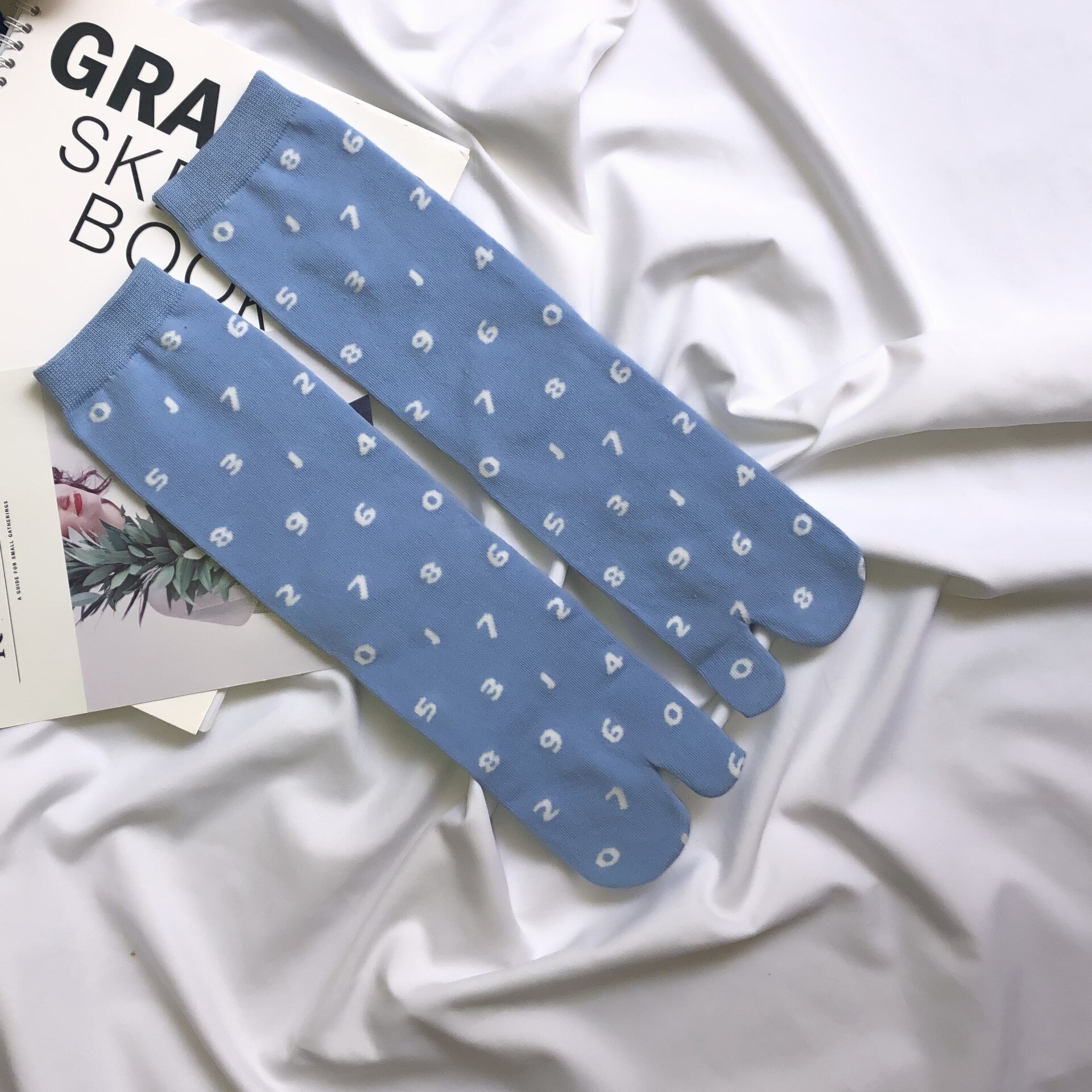 Chic Japanese Jacquard Split Toe Socks Digital Combed Cotton Two Toe Socks Women Korean Harajuku Two Finger Tabi Socks: Light Blue