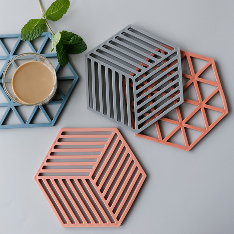 Nordisk stil blått rött rutnät hexagon form silikon koppmatta halksäker isoleringsplatta heminredning köksredskap för kruka tallrik kopp skål