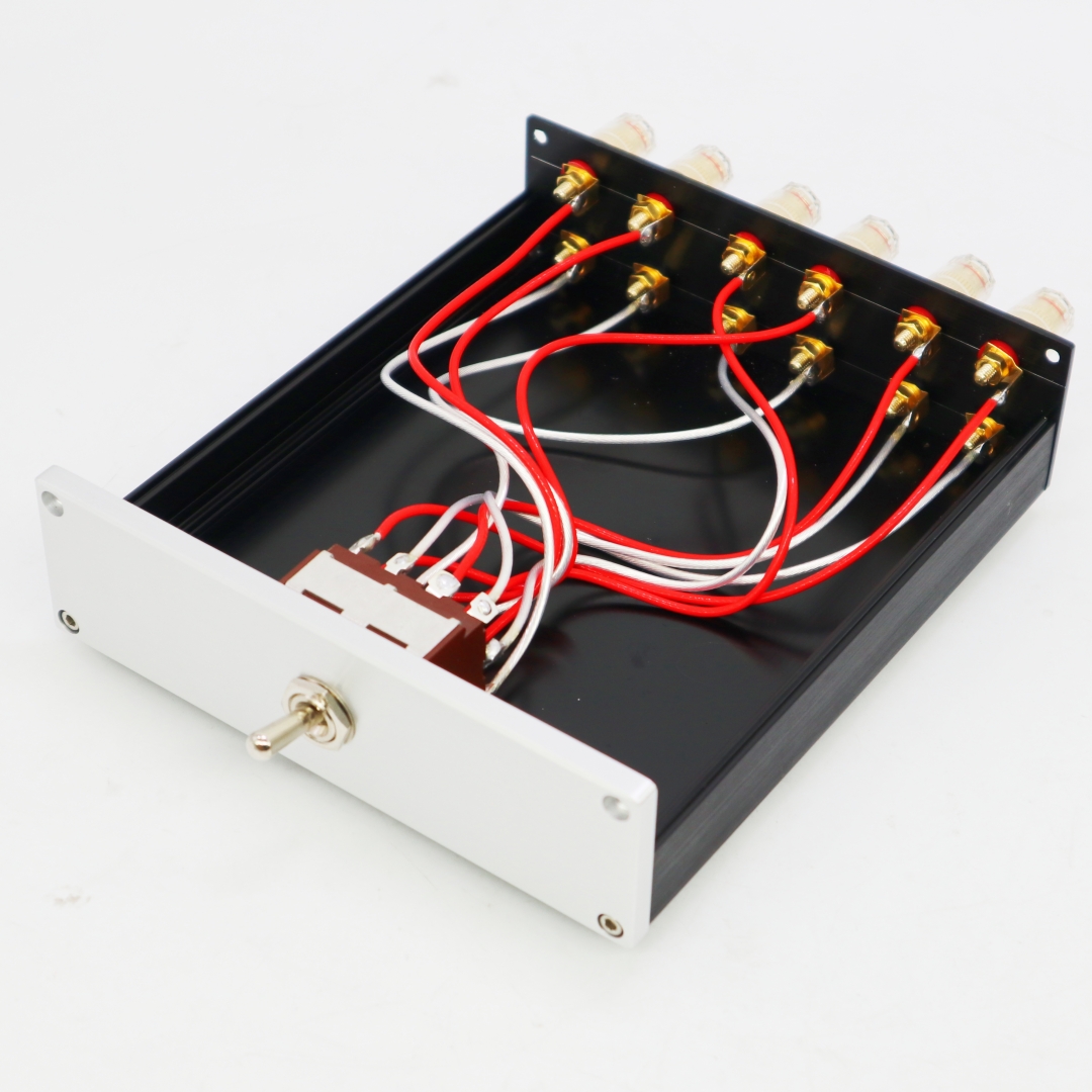 (2-IN-1-OUT) 2 Kies 1 thuisversterker / luidspreker Switcher Box Stereo Audio A/B Selector Splitter