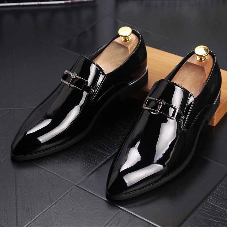 Stil varumärke lack läder avslappnad slip on suit formell spetsig england sapato masculino social business formella män skor
