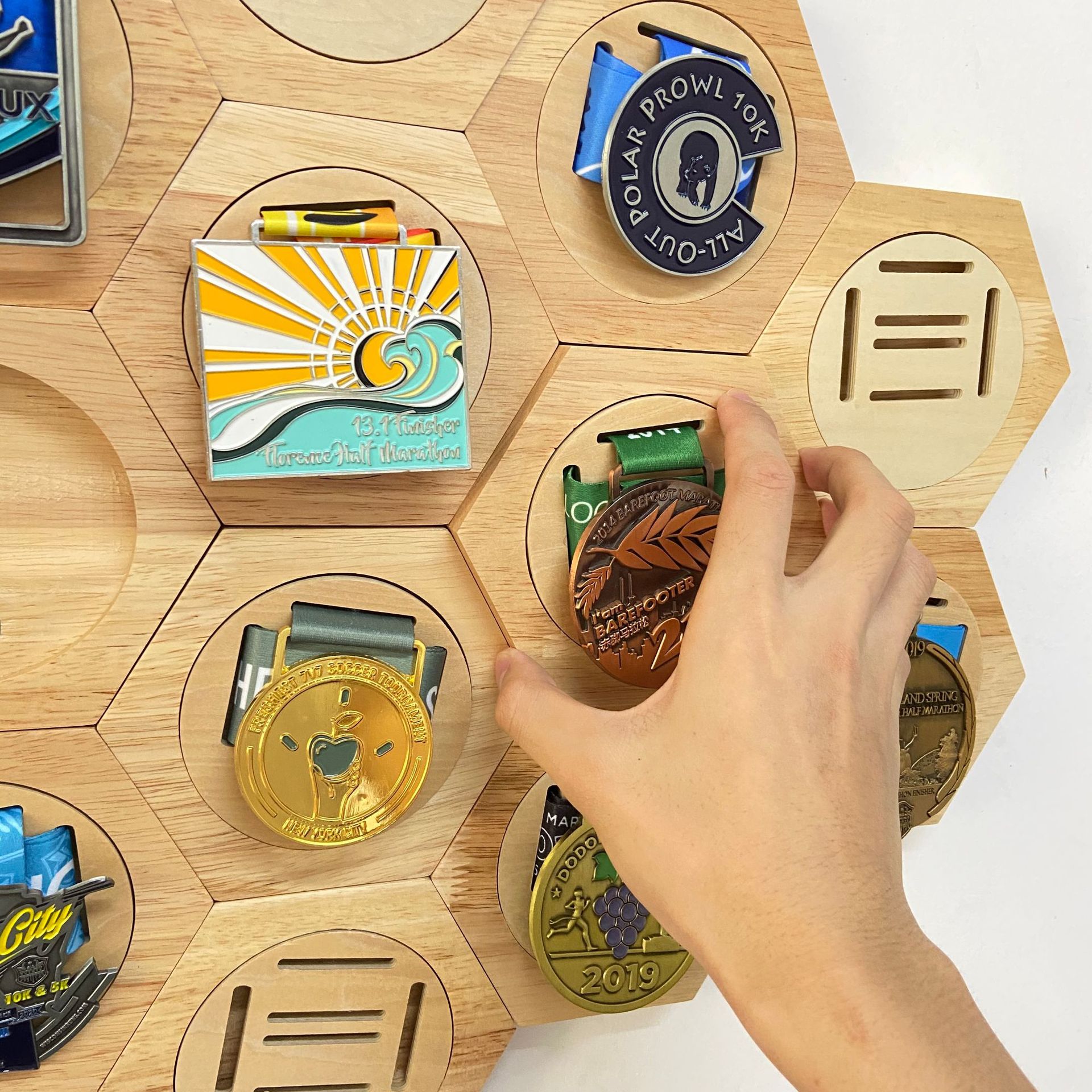 Houten Hexagon Honingraat Gecombineerd Medaille Display Rack Zeshoekige Plank Hout Medaille Hanger Minimalistische Decor