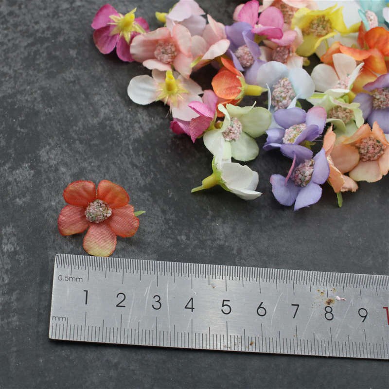 50 stuks 2cm veelkleurige madeliefjeshoofdjes mini zijden kunstbloemen voor kransen, scrapbooks, decoratie voor thuis en bruiloften