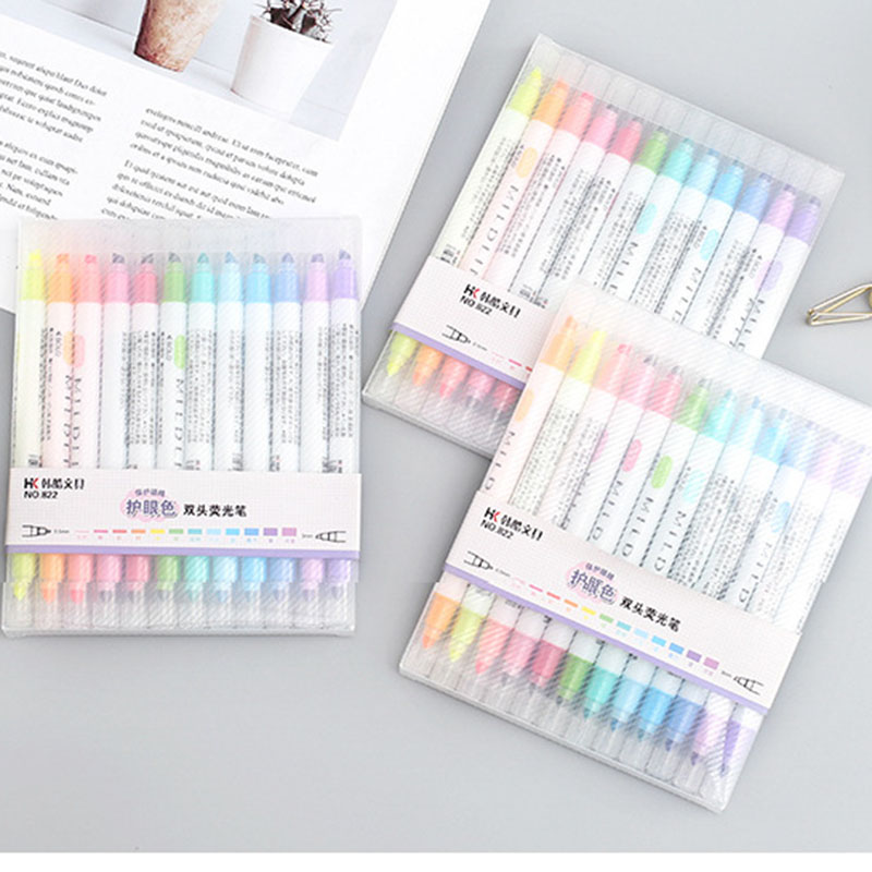 Studenten sieren licht gekleurde marker pennen met 12-kleur tweekoppige fluorescerende pennen en set up boekhouding diaries