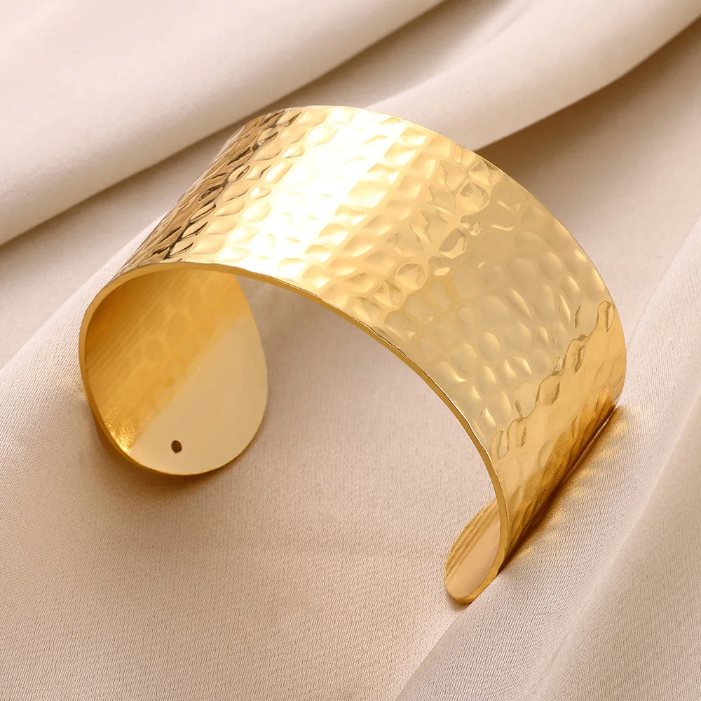 Brazalete clásico con apertura de textura arrugada para mujer, brazalete exquisito, Color dorado, adorno de mano de acero inoxidable,: PLATEADO