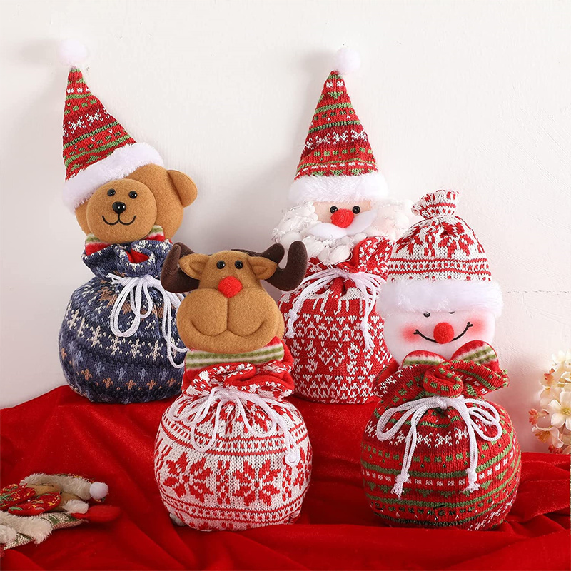 Grappige Kerstman-kelner Die Een Dienblad Vasthoudt Viert Een Vrolijk Kerstfeest En Een Gelukkig Nieuwjaar 32286511 Grappige Kerstman-kelner Die Een Dienblad Vasthoudt Viert Een Vrolijk Kerstfeest En Een Gelukkig Nieuwjaar 32286511