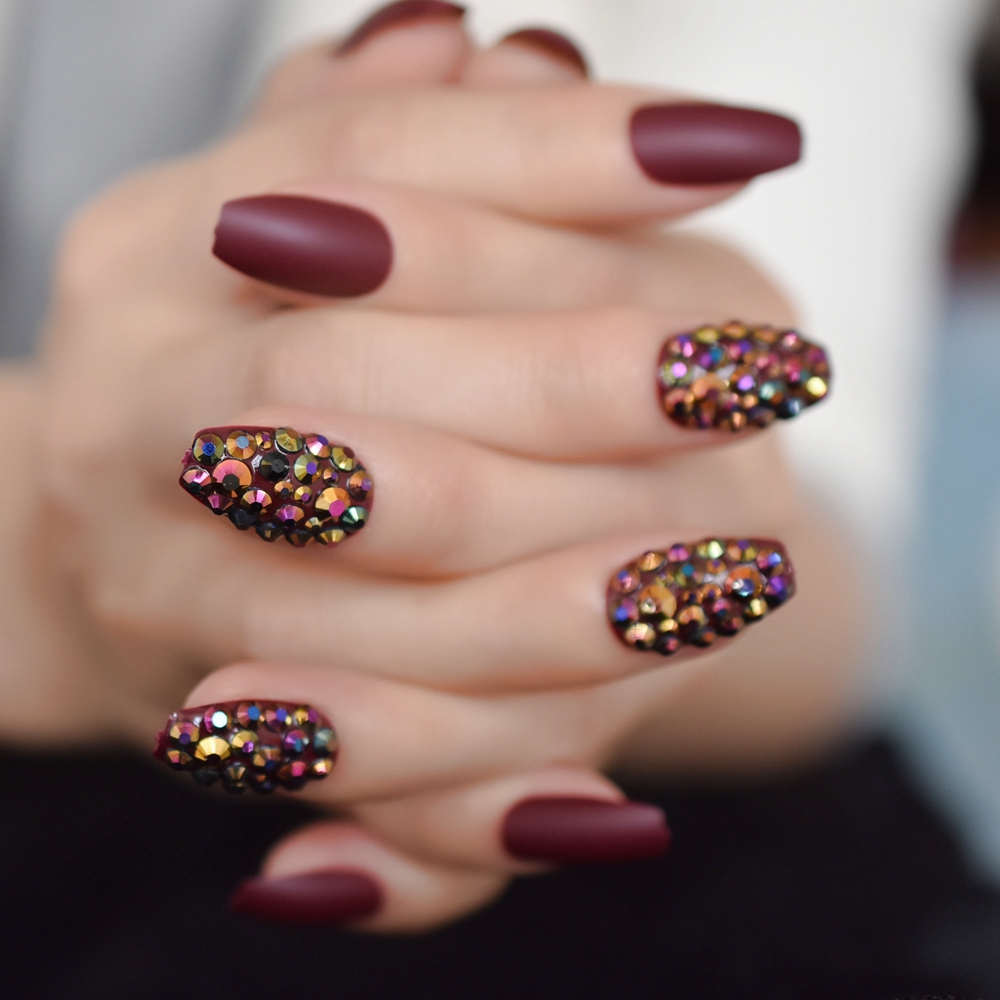 Rhinestone Matte Doodskist Korte Nagels Maroon Rood Kleurrijke Edelsteen Handgemaakte Nep Nagels Frosted Party Lady Nagels
