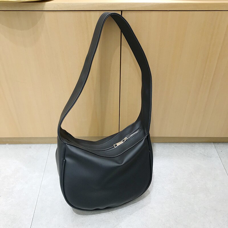 Koreansk bred rem kvinder skuldertaske stor kapacitet blød pu læder håndtaske afslappet crossbody tasker bolsa hobos rejsetaske: Sort