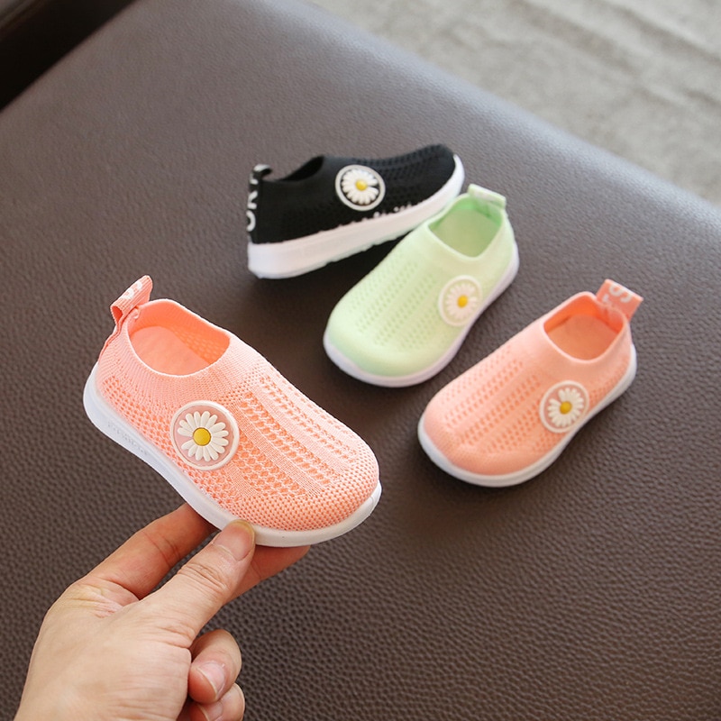 Peuterschoenen zachte onderkant babyjongen meisje sport kleine kinderen ademende air mesh schoenen bloem madeliefje geweven schoenen lente dun