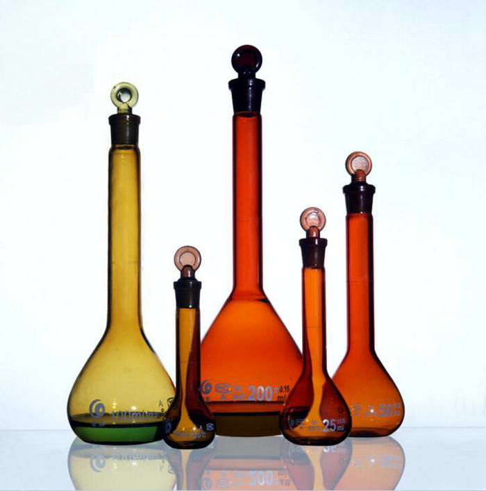 Ravbrun 5ml to 1000ml- glass målekolbe, kolbe med innslipt propp, kjemisk laboratorieglass