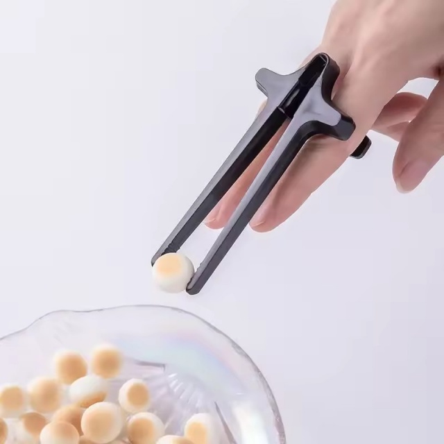 1 stk. plastik finger spisepinde anti-snavset spil spil telefon klips snacks doven assistent spil tilbehør: Sort
