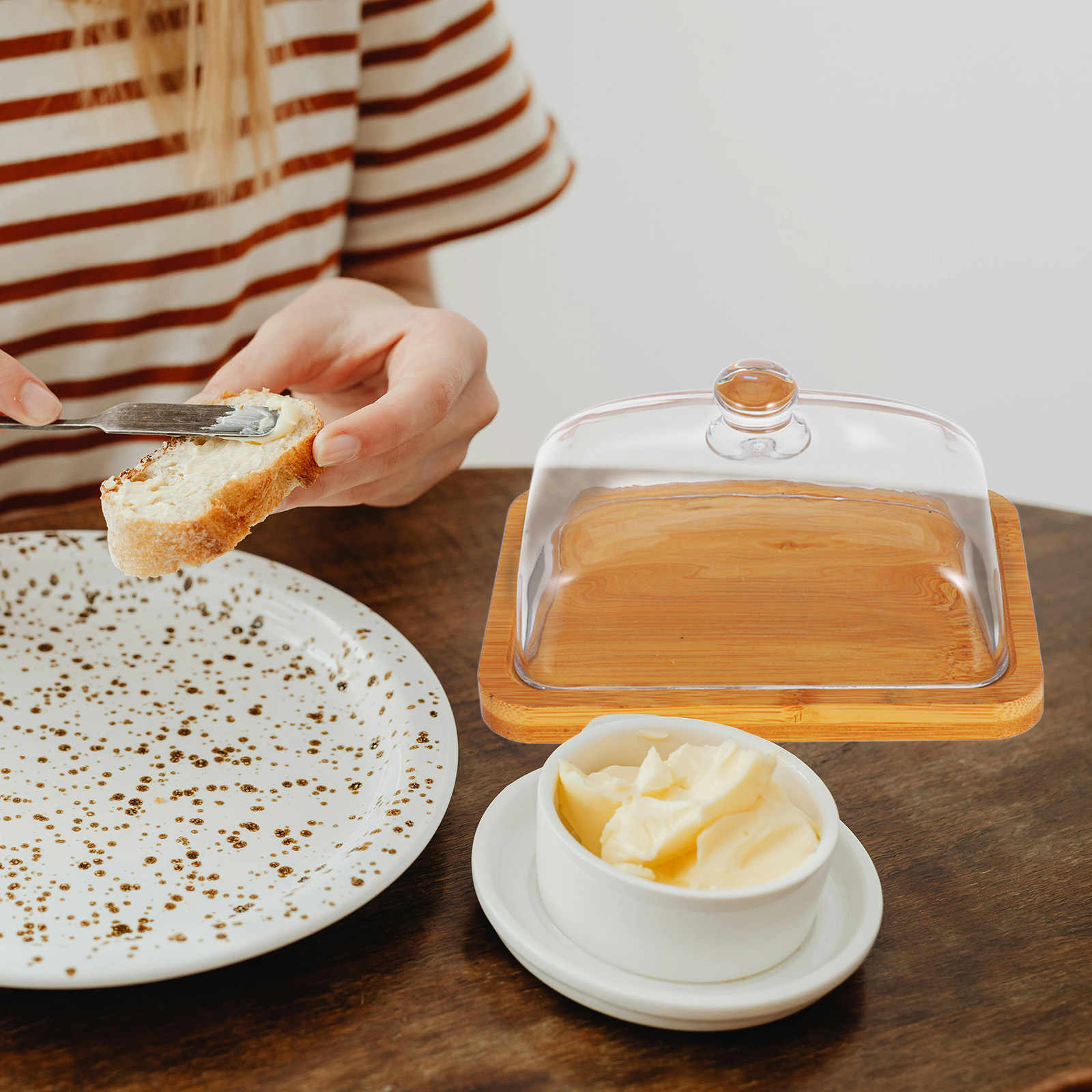Rektangulær smørskål i tre med glasslokk og ostekuppel, cupcake-tallerken, mini kakestativ med kuppel, kjøkkenservisesett, klart brett