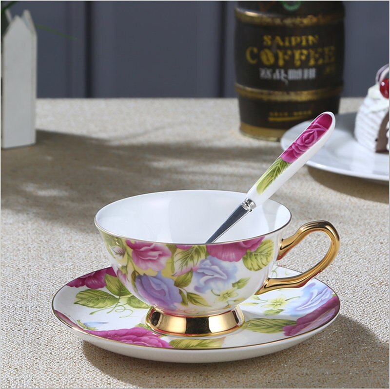 Europæisk stil kaffekop sæt latte keramik ben kina te kopper med blomstermønster til britisk eftermiddag sort high tea: Sommer rose