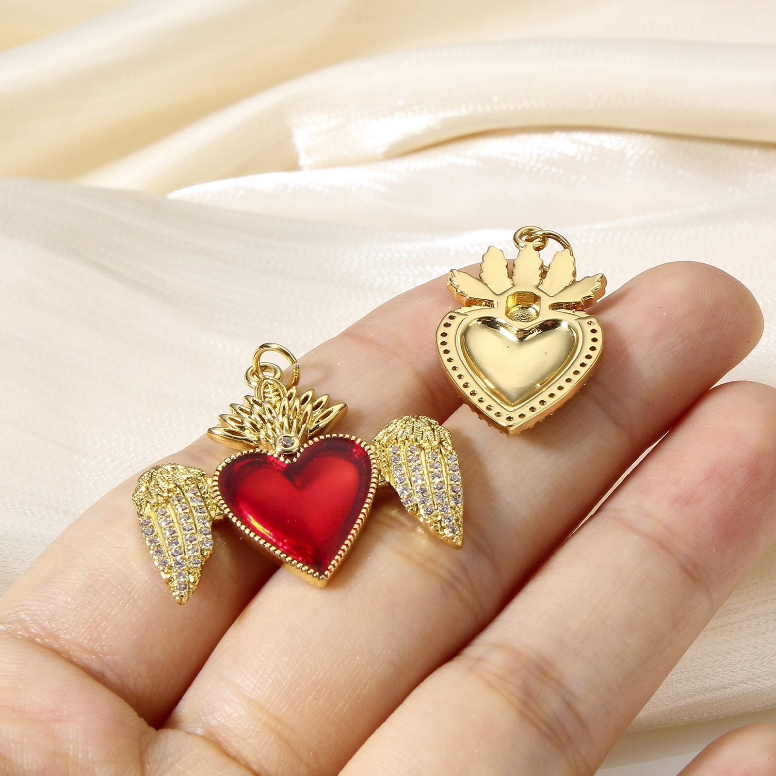 1 pieza de dijes de corazón religioso rojo clásico para la fabricación de joyas, colgantes Ex Voto de Color dorado, collar de circonia cúbica transparente DIY