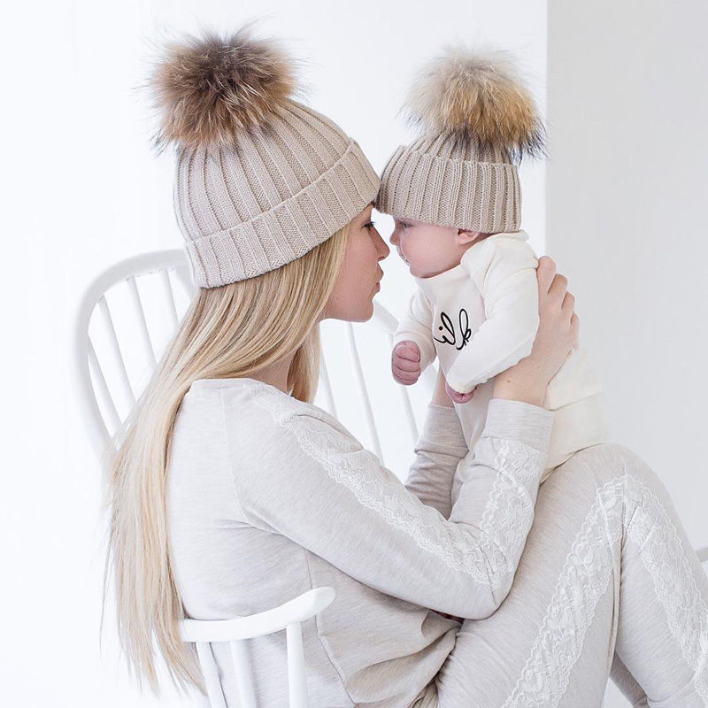 Familj matchande mössor 2 st/set mamma barn bebis barn varm vinter stickad mössa päls pom mössa virkad skidmössa mjuk solid mössa söt