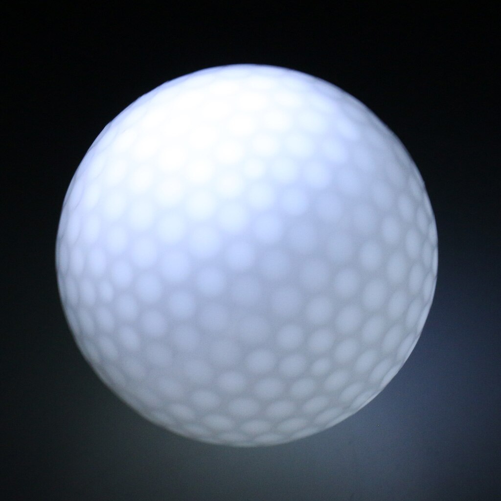 1 kpl pimeässä hohtava led-valo, virallisen kokoinen golfpallo,  - 6 väriä