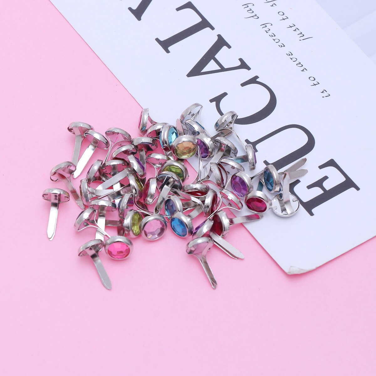 Pack de 50 Mini tachuelas DIY Metal práctico colores surtidos sujetadores de papel de cristal clavos redondos broches de álbum de recortes
