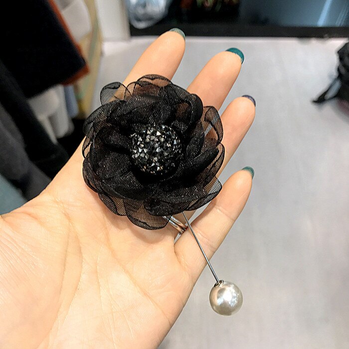 High-grade Fabric Yarn Flower Crystal Rhinestone Brooch Pins Suit Lapel Pin Long Needle Pearl Brooch Buckle Women Accessories: Black