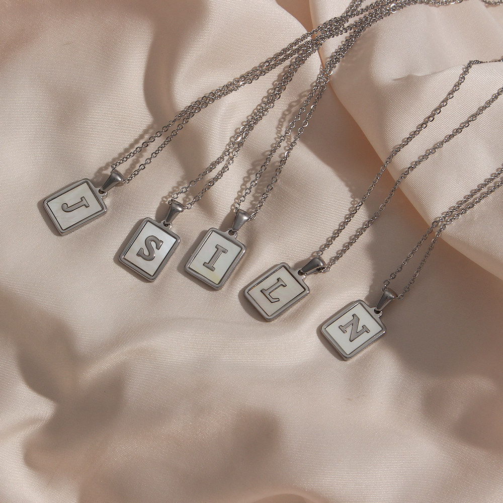 E.B.belle Collar con inicial minimalista de concha de nácar de acero inoxidable sin deslustre, collar con letras chapadas en oro para mujer