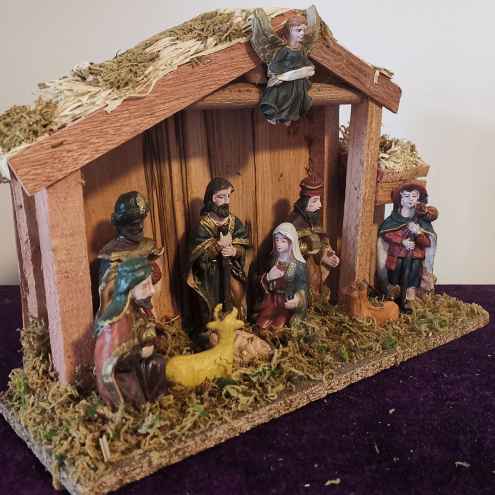 Statue Nativity Scene Set Baby Jesus Manger Christmas Nativity Ornament LED String Lights Resin Jesus Decoration