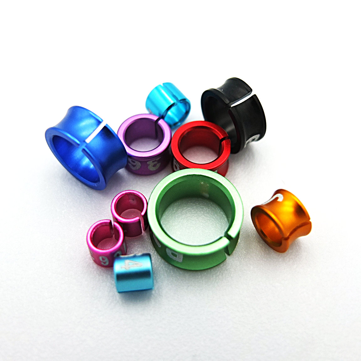10 anillos de pierna de pájaro divididos de aluminio de 2,6mm ~ 8,0mm para pájaros jóvenes | Colores surtidos y bandas para patas de pájaro numeradas con identificación única