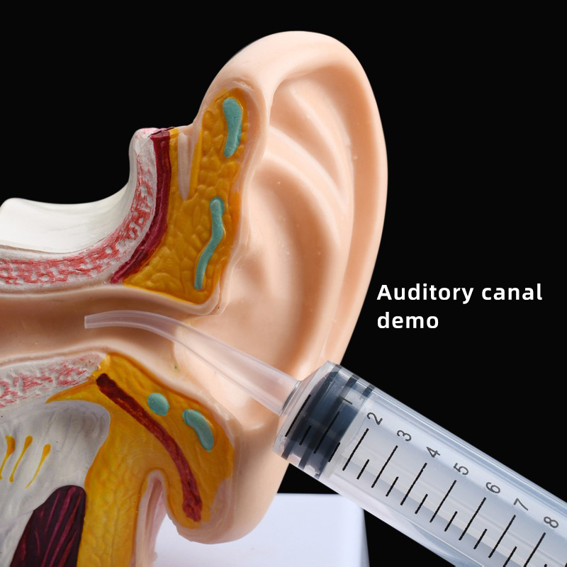 Oorspoelapparaat om de gehoorgang na een piercing te reinigen met absorberend water.