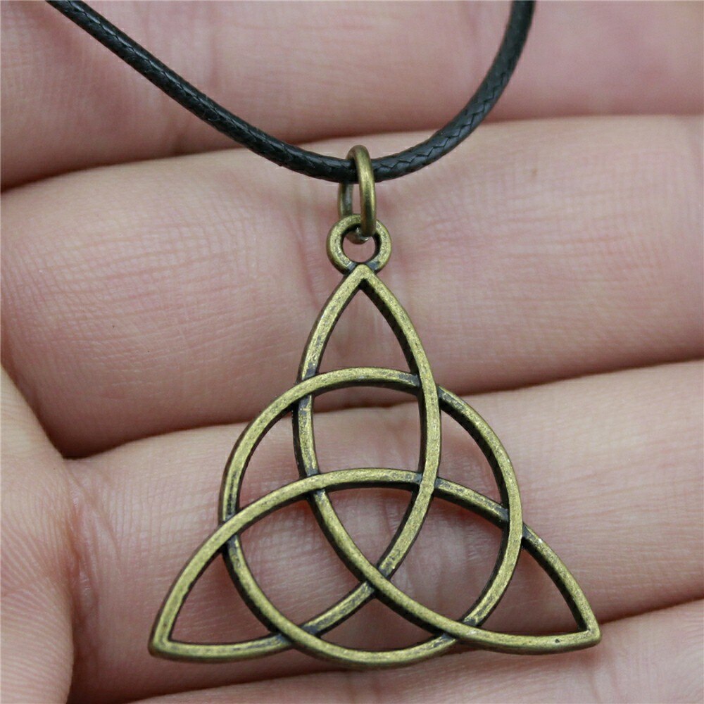 Neue Leder Kette 28mm Triquetra Symbol Anhänger Halskette Für Frauen 2 Farben Antike Bronze- Silber Farbe Überzogen