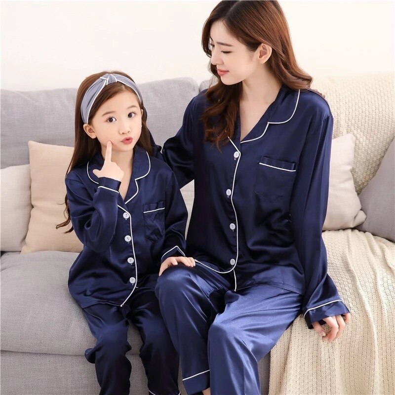 Familj matchande pyjamas set far mor dotter son passar långärmad siden familj matchande nattkläder nattkläder